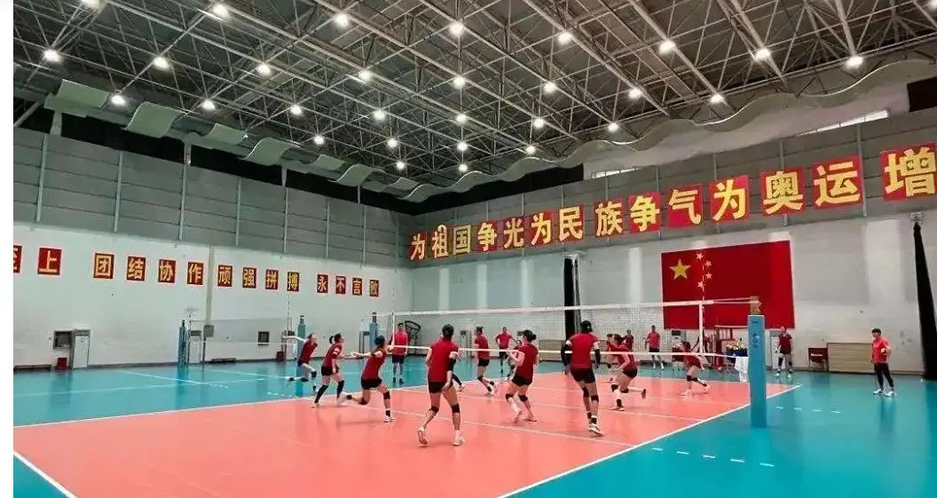 晟红网 中国女排集训有新变化，17岁新星回归，2人位置切换，二传白热化