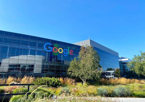 荣利通 击败ChatGPT，谷歌Gemini登顶美区App Store免费榜！一根“香蕉”如何搅动AI格局？